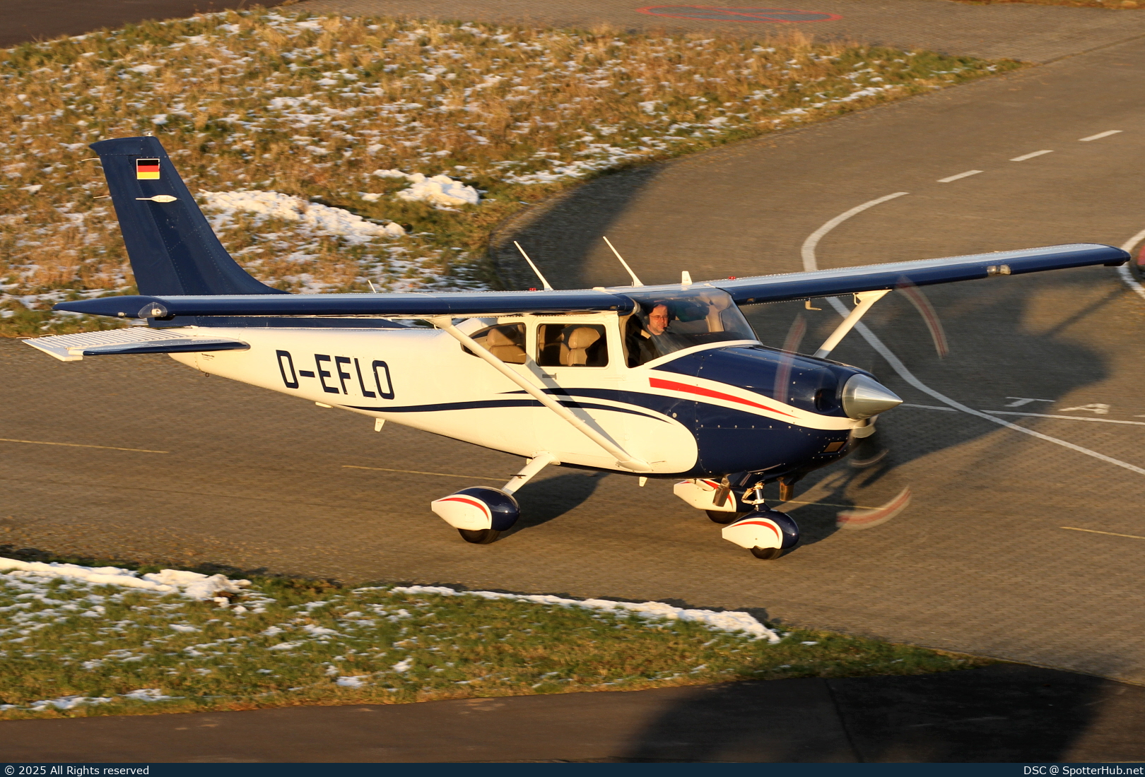 Photo of D-EFLO - Cessna 182T Skylane operated by Private