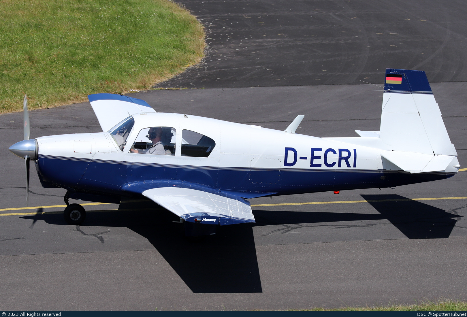 Photo of D-ECRI - Mooney M20C Mark 21 operated by Private