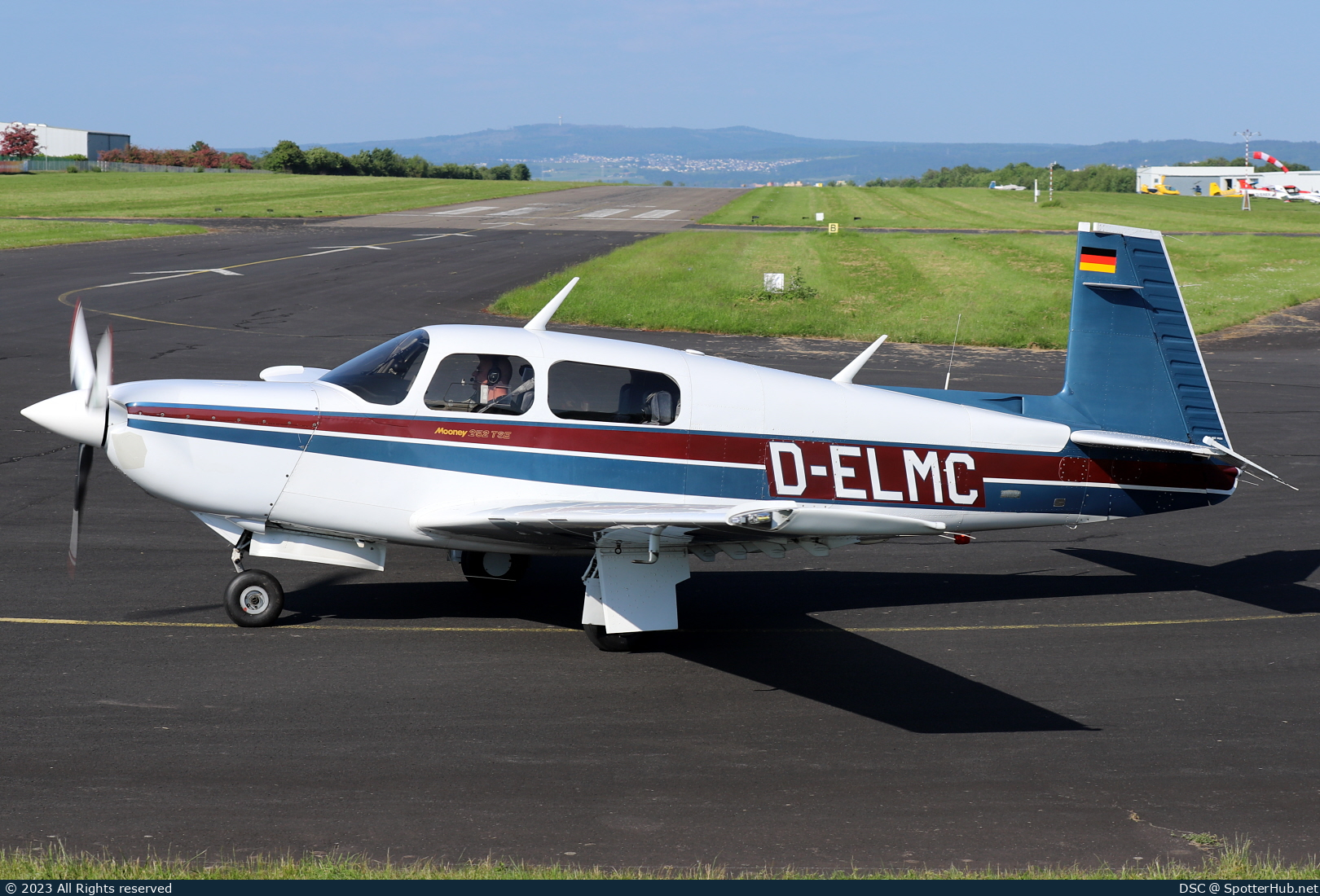 Photo of D-ELMC - Mooney M20K 252 TSE operated by Private