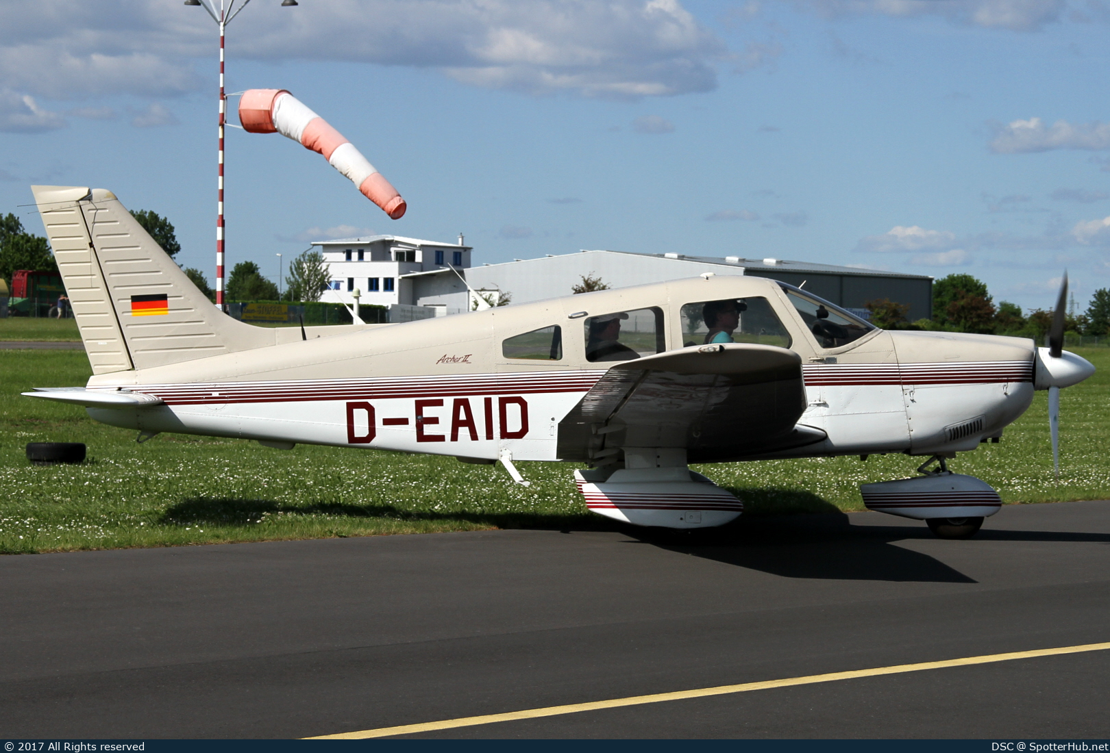 Photo of D-EAID - Piper PA-28-181 Archer II operated by Private