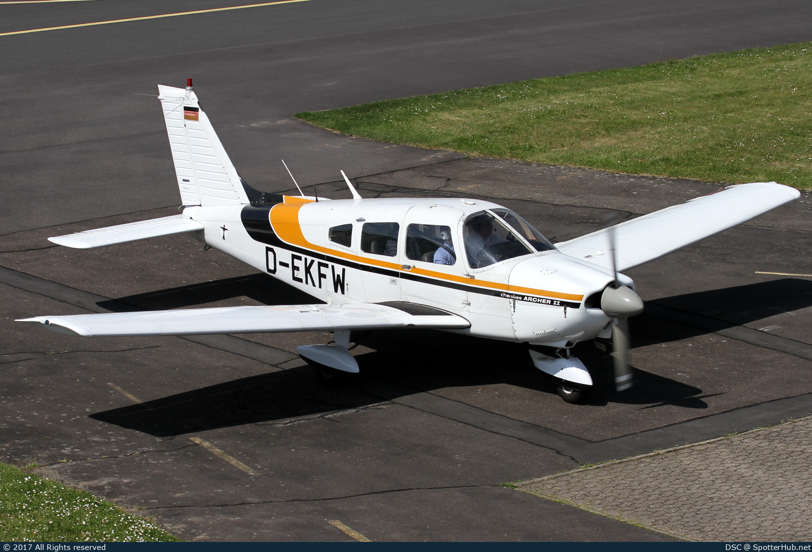 Photo of D-EKFW - Piper PA-28-181 Archer II operated by Aeroclub Elbe-Weser Karlshöfen