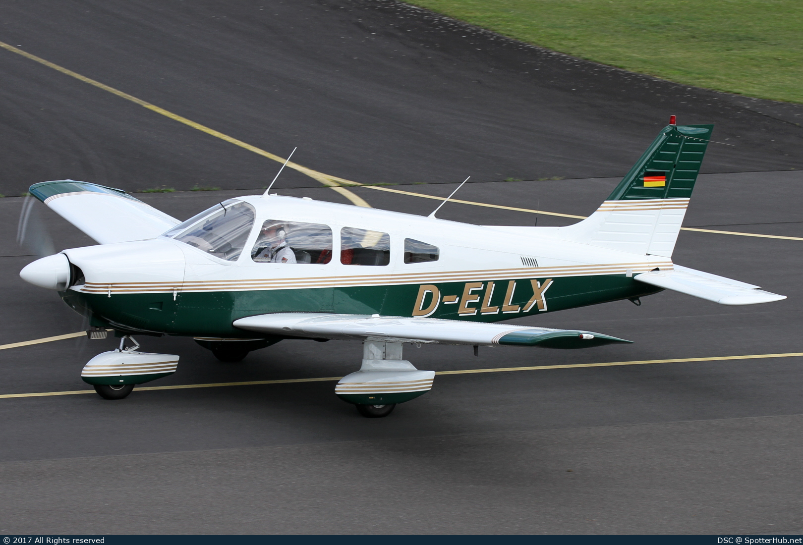 Photo of D-ELLX - Piper PA-28-181 Archer II operated by Luftsportverein Bielefeld-Gütersloh