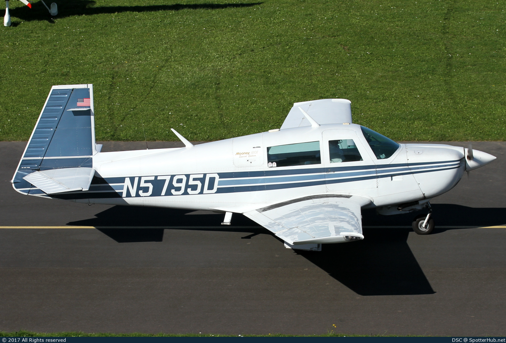 Photo of N5795D - Mooney M20J 201 operated by Private