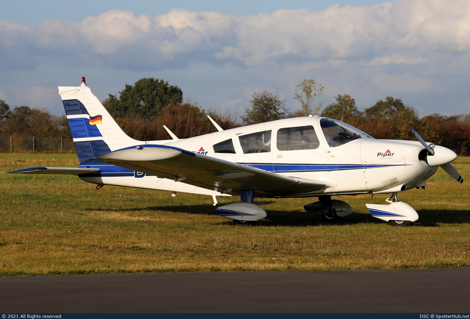 Photo of D-EHPS - Piper PA-28-180 Cherokee Challenger operated by Private