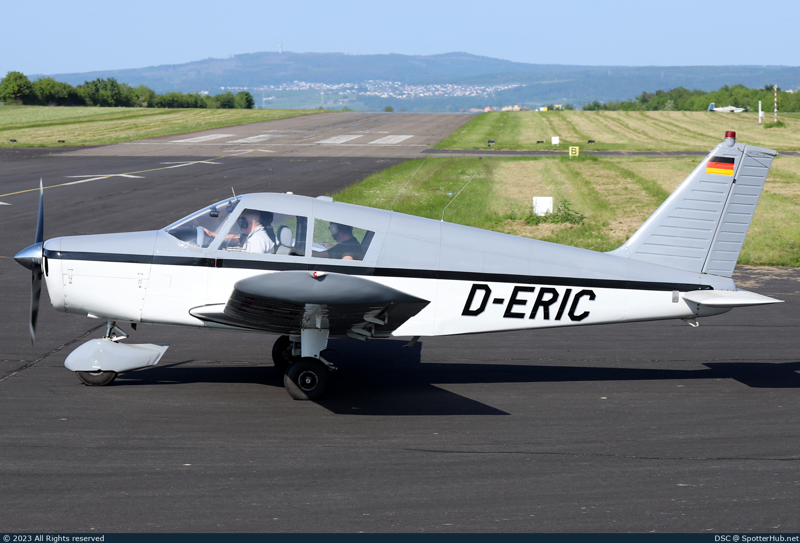 Photo of D-ERIC - Piper PA-28-140 Cherokee operated by Private