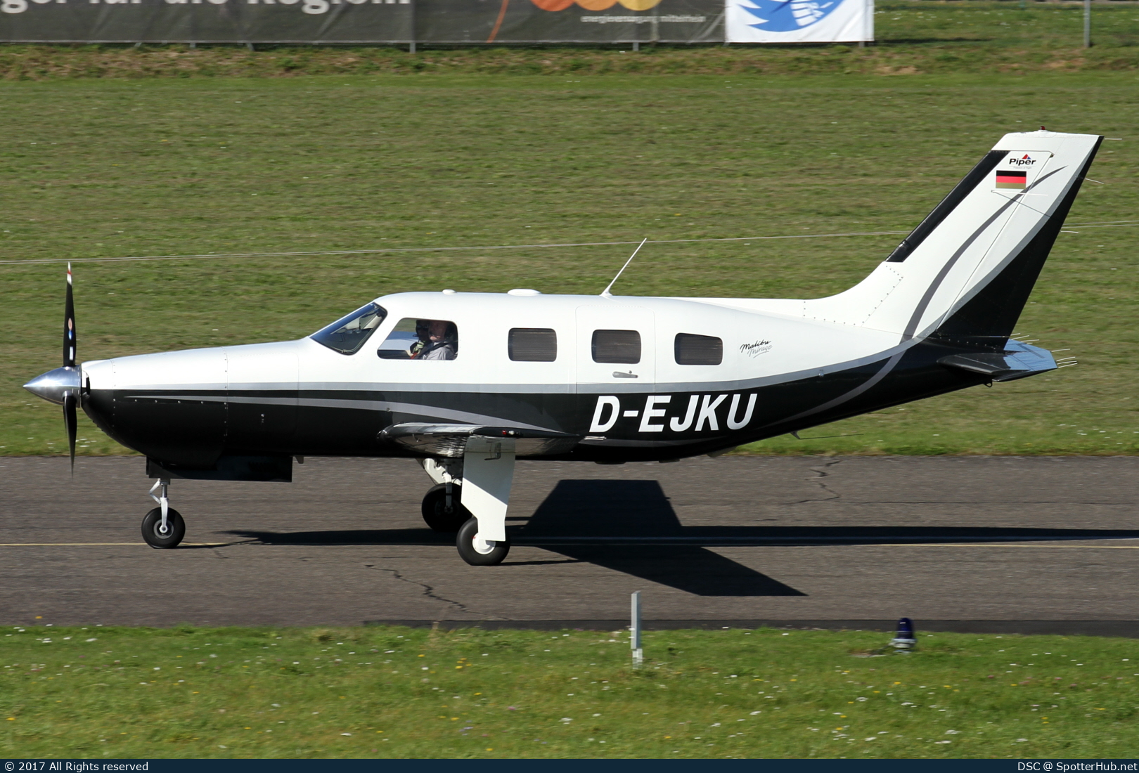 Photo of D-EJKU - Piper PA-46-350P Malibu Mirage operated by Private