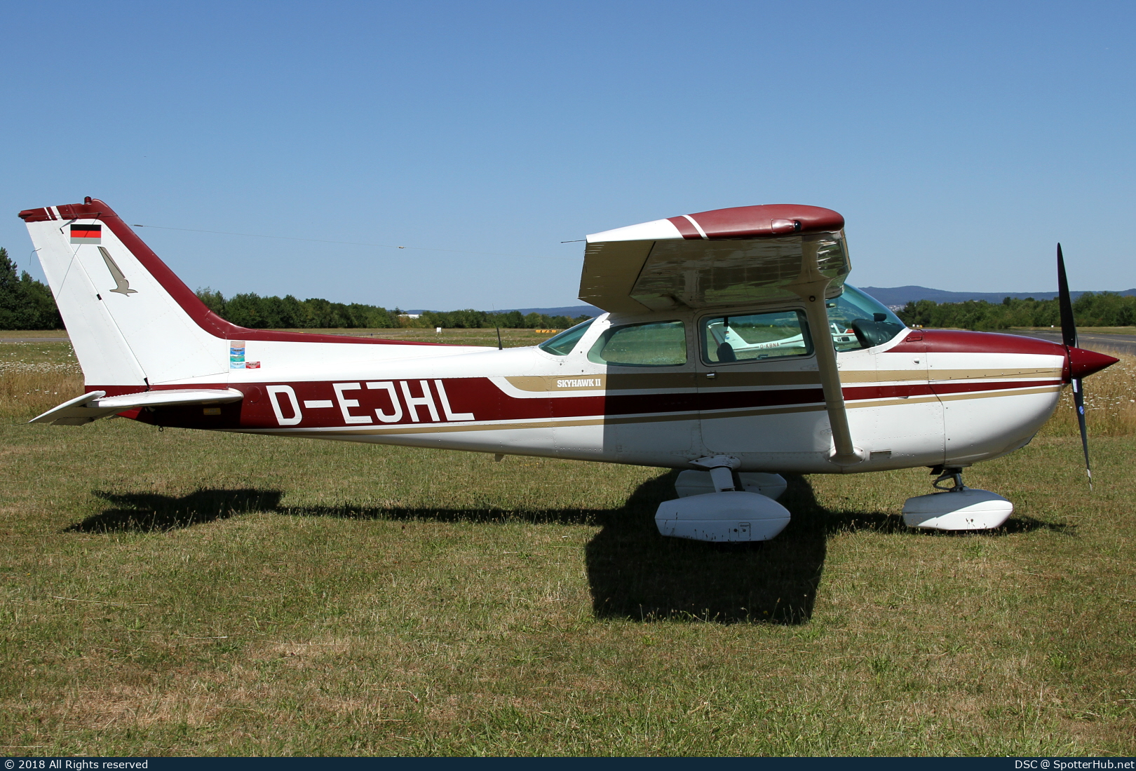 Photo of D-EJHL - Cessna 172N Skyhawk II operated by Motorflug Grenzland