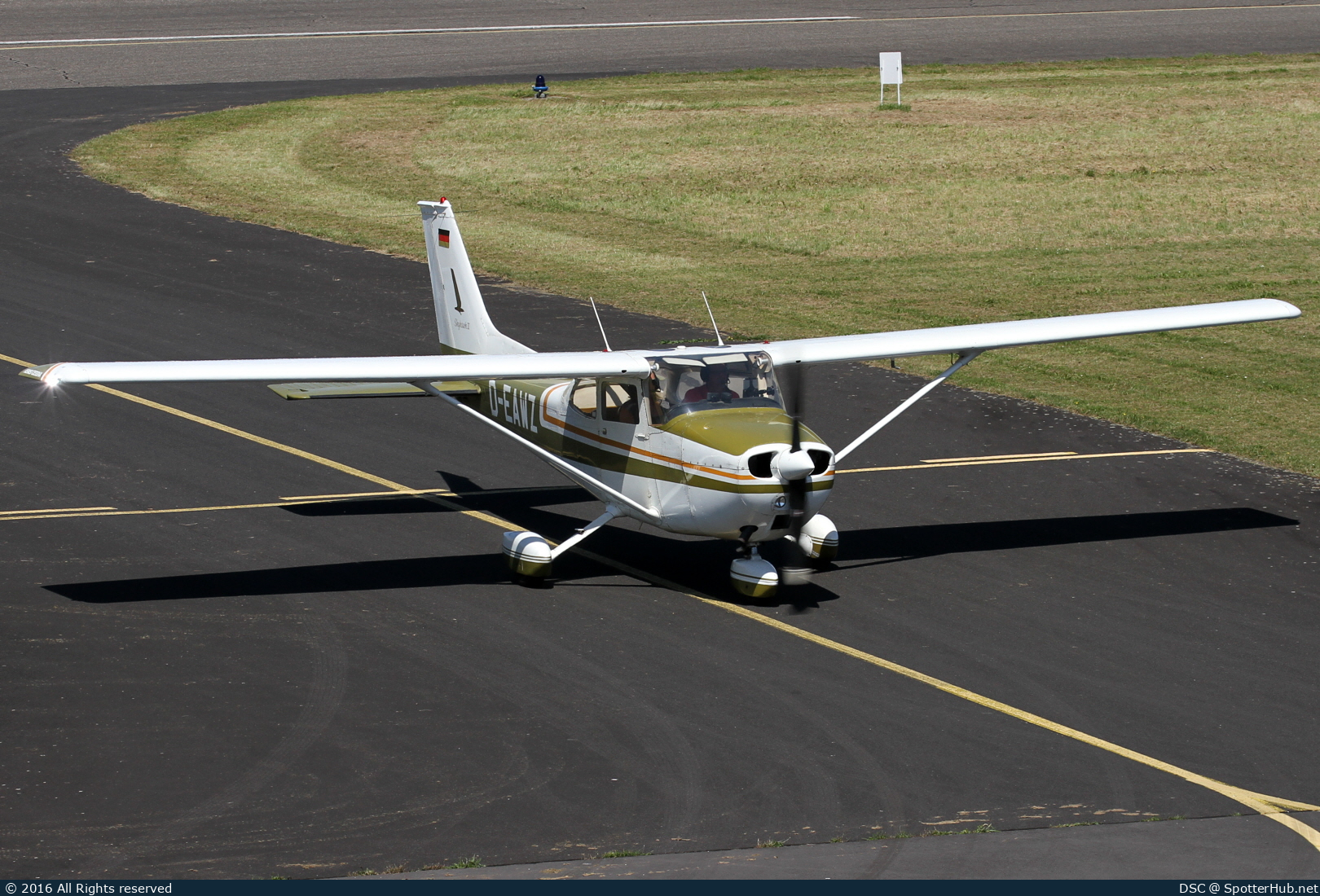 Photo of D-EAWZ - Reims-Cessna F172M Skyhawk operated by Private