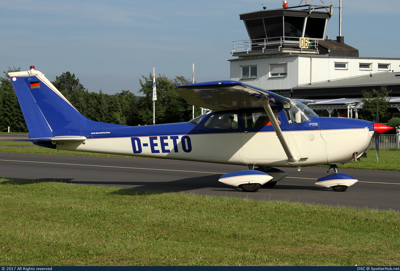 Photo of D-EETO - Reims-Cessna F172H Skyhawk operated by Private