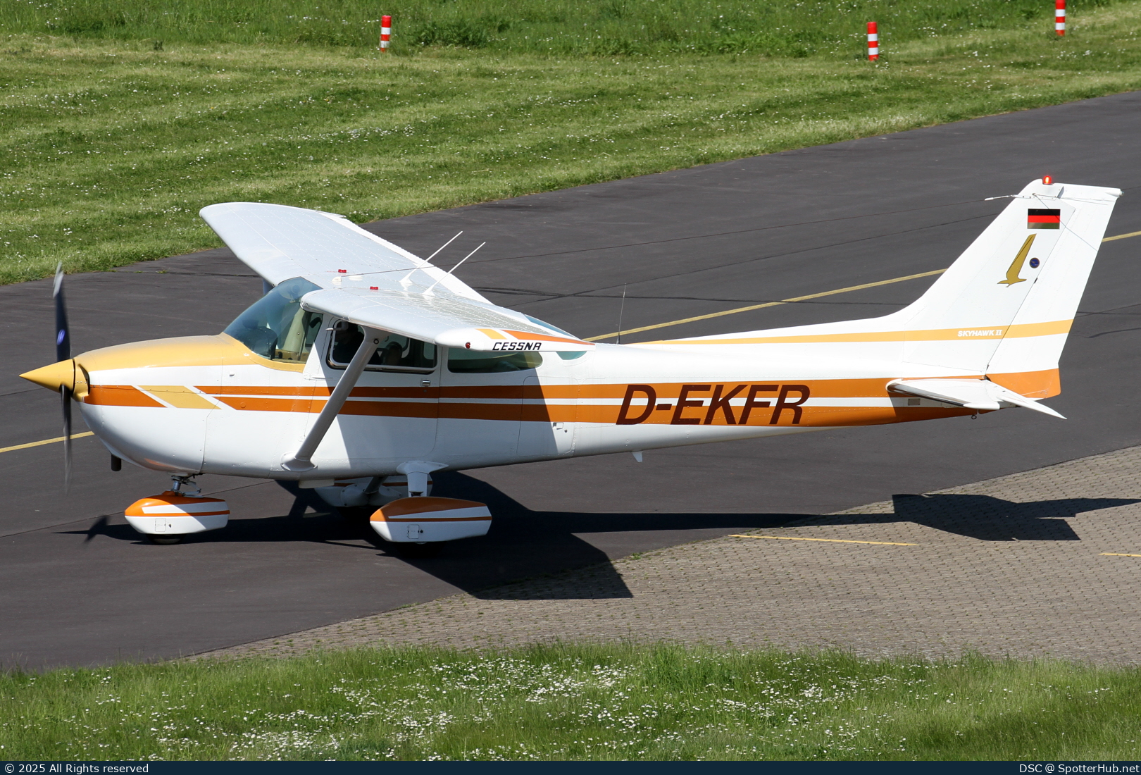Photo of D-EKFR - Cessna 172N Skyhawk II operated by Private