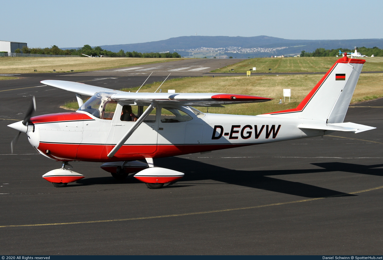 Photo of D-EGVW - Reims-Cessna F172G Skyhawk operated by Private