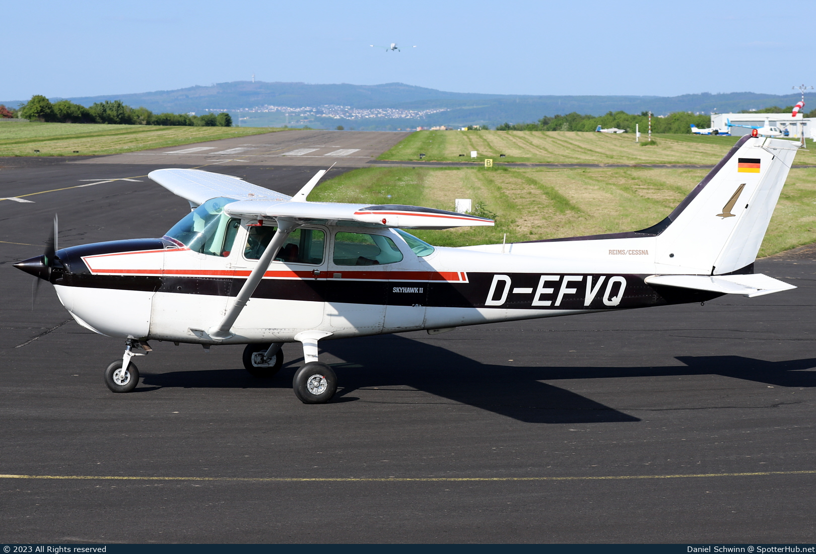 Photo of D-EFVQ - Reims-Cessna F172P Skyhawk II operated by Private