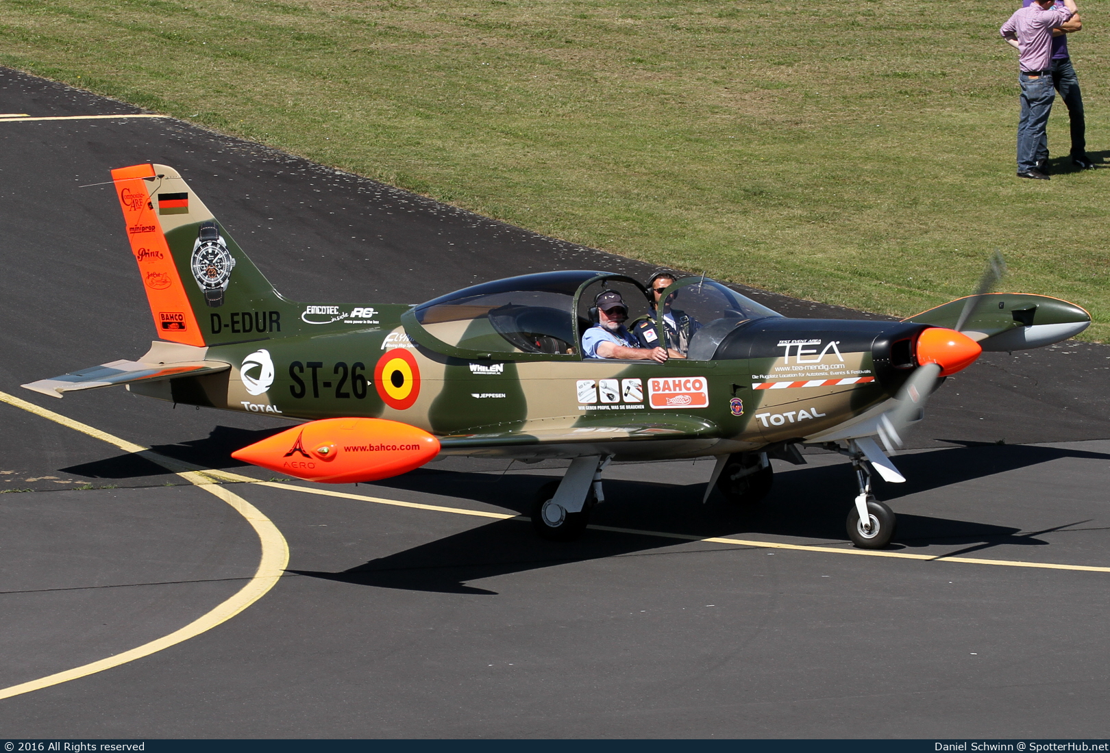 Photo of D-EDUR - SIAI-Marchetti SF.260 operated by Formation Team Niebergall