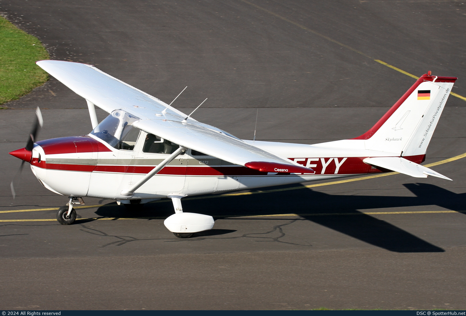 Photo of D-EEYY - Reims-Cessna F172L Skyhawk operated by Flugschule Mainz