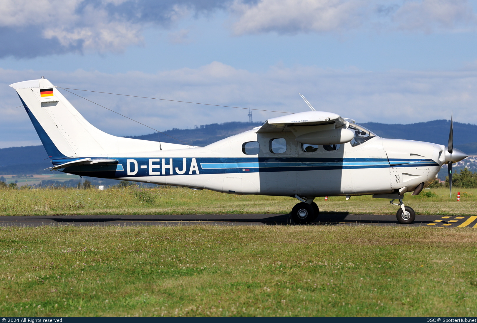 Photo of D-EHJA - Cessna P210N Pressurized Centurion II operated by Private