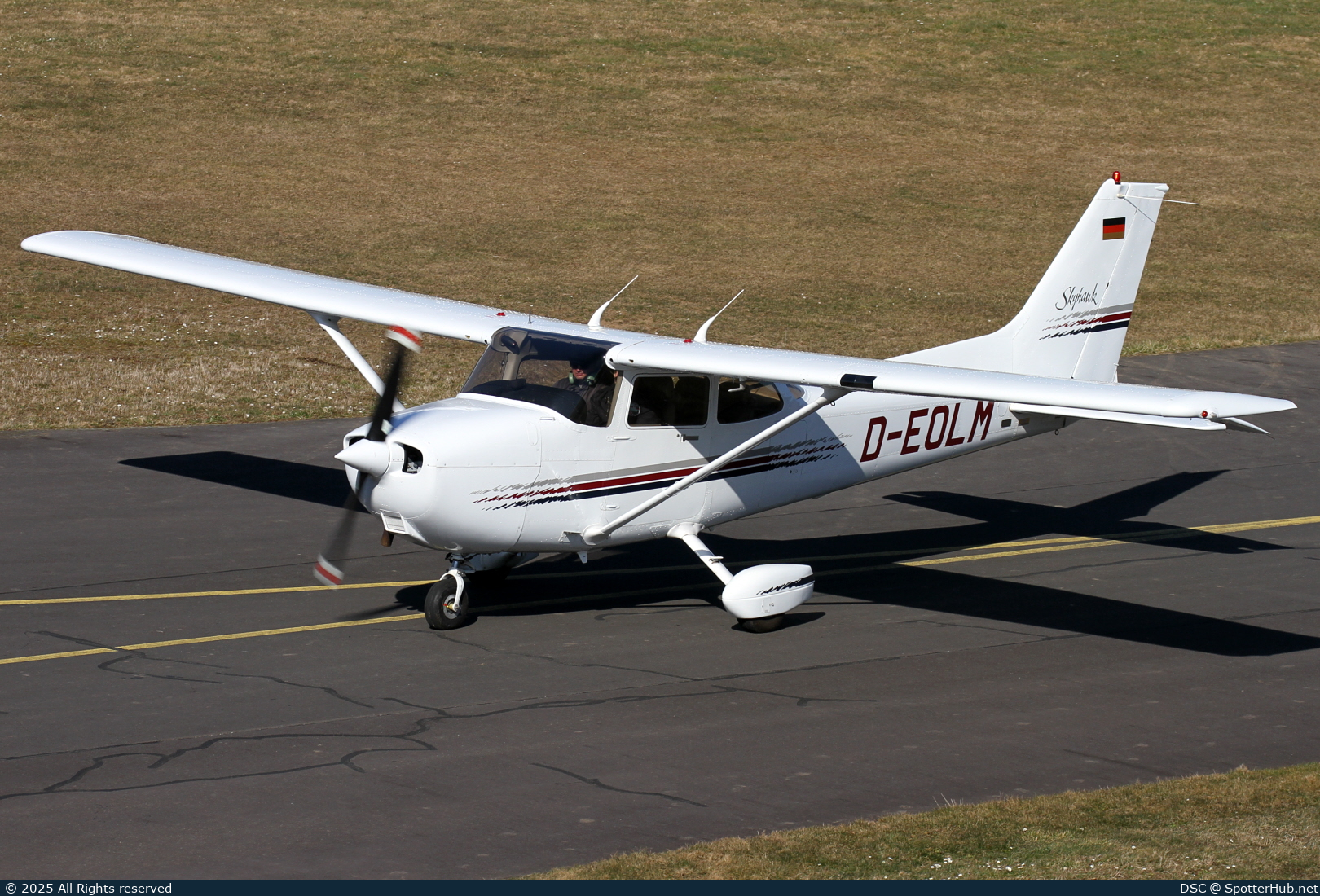 Photo of D-EOLM - Cessna 172R Skyhawk operated by Private