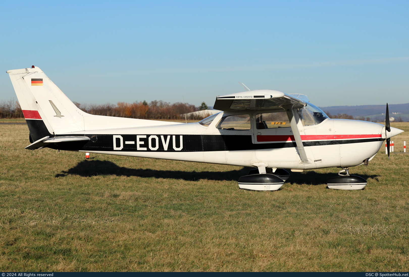 Photo of D-EOVU - Reims-Cessna F172N Skyhawk operated by Luftfahrtverein Essen