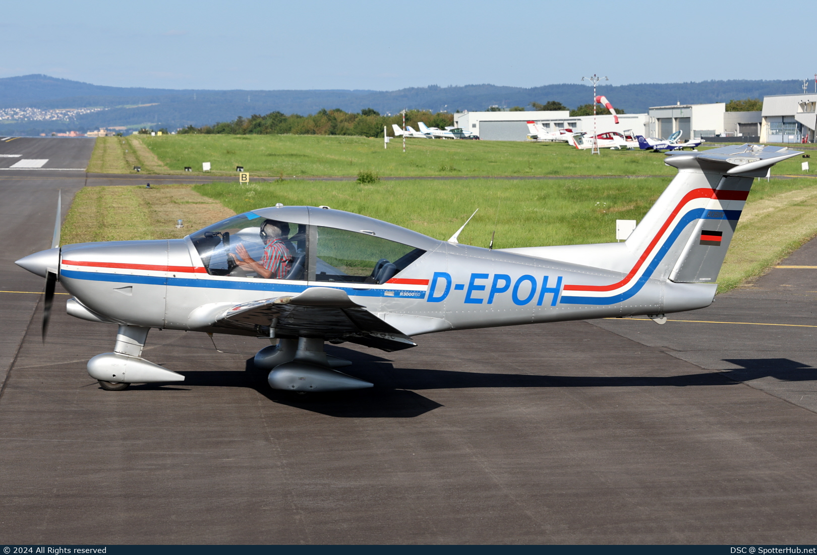 Photo of D-EPOH - Robin R3000/160 operated by Private