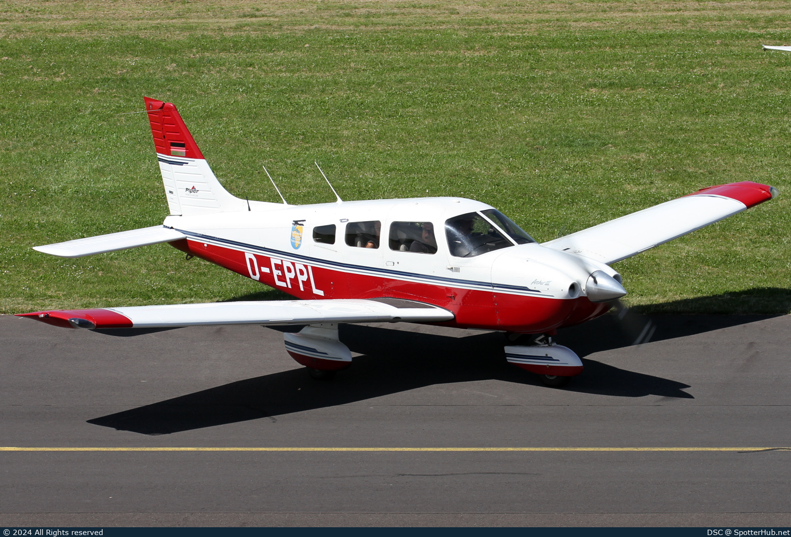 Photo of D-EPPL - Piper PA-28-181 Archer III operated by Private