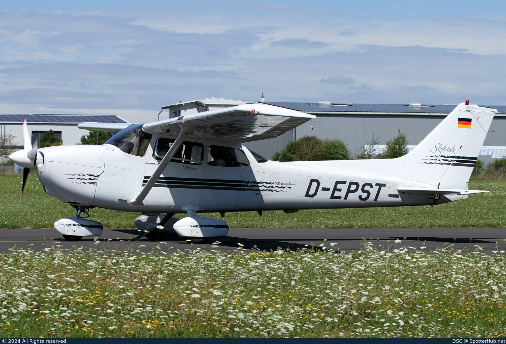 Photo of D-EPST - Cessna 172R Skyhawk operated by Segelfliegerclub Melle-Grönegau