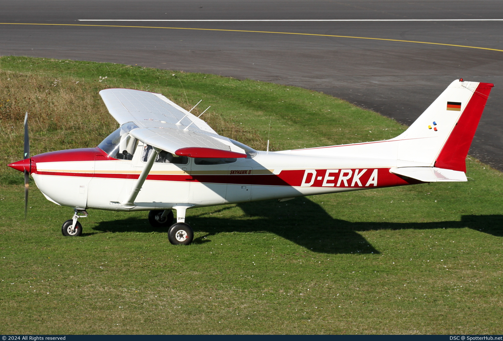 Photo of D-ERKA - Reims-Cessna F172N Skyhawk II operated by Private