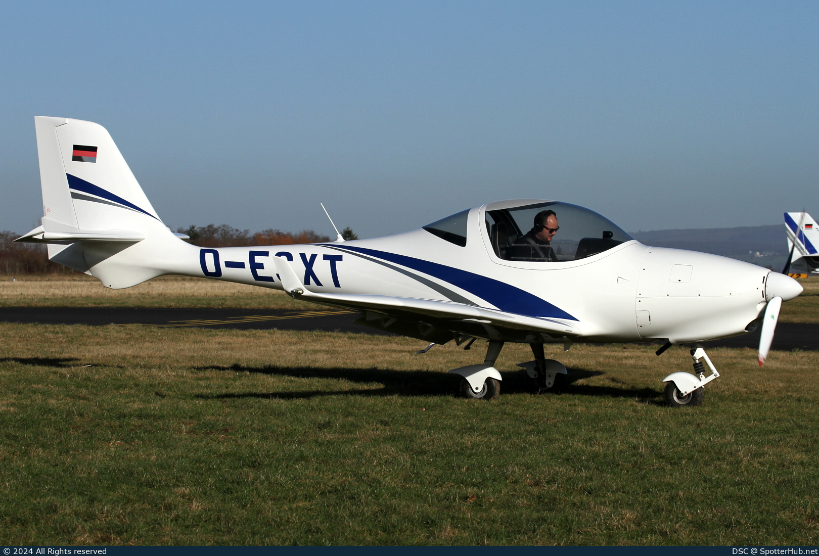 Photo of D-ESXT - Aquila A210 operated by Hanseatischer Fliegerclub Frankfurt