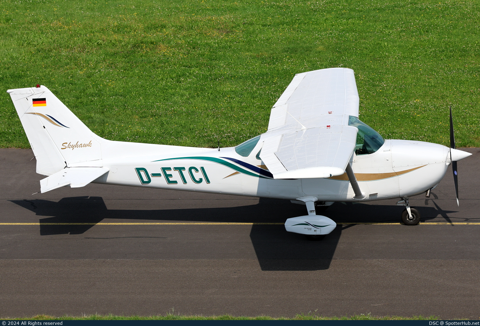 Photo of D-ETCI - Cessna 172N Skyhawk II operated by Flight Training Wendt