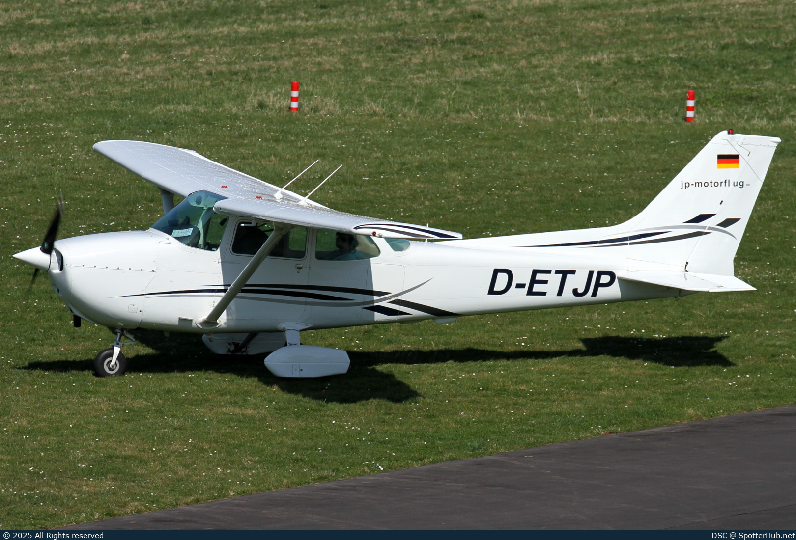 Photo of D-ETJP - Cessna 172P Skyhawk operated by JP Motorflugschule