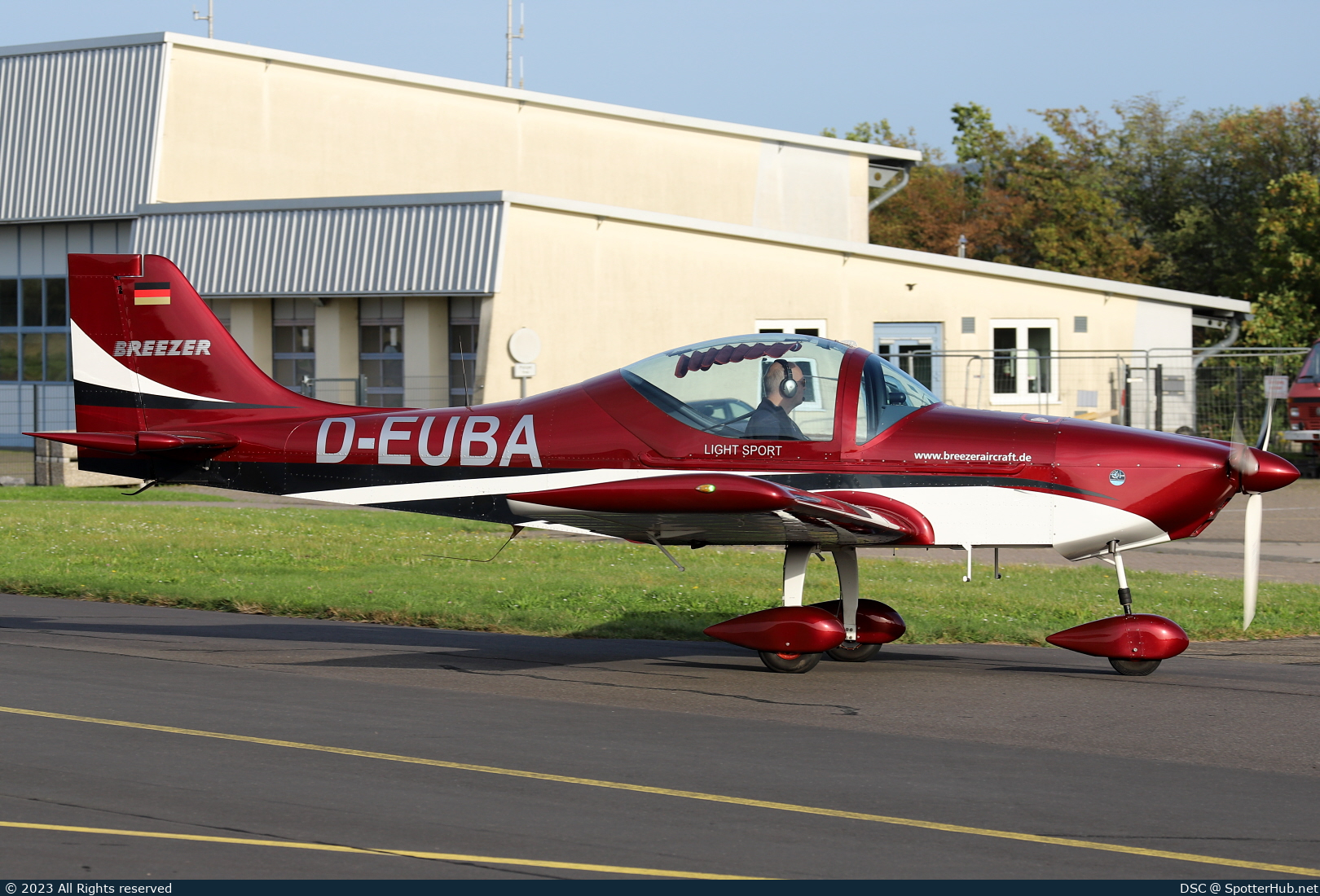 Photo of D-EUBA - Breezer B600 operated by Private