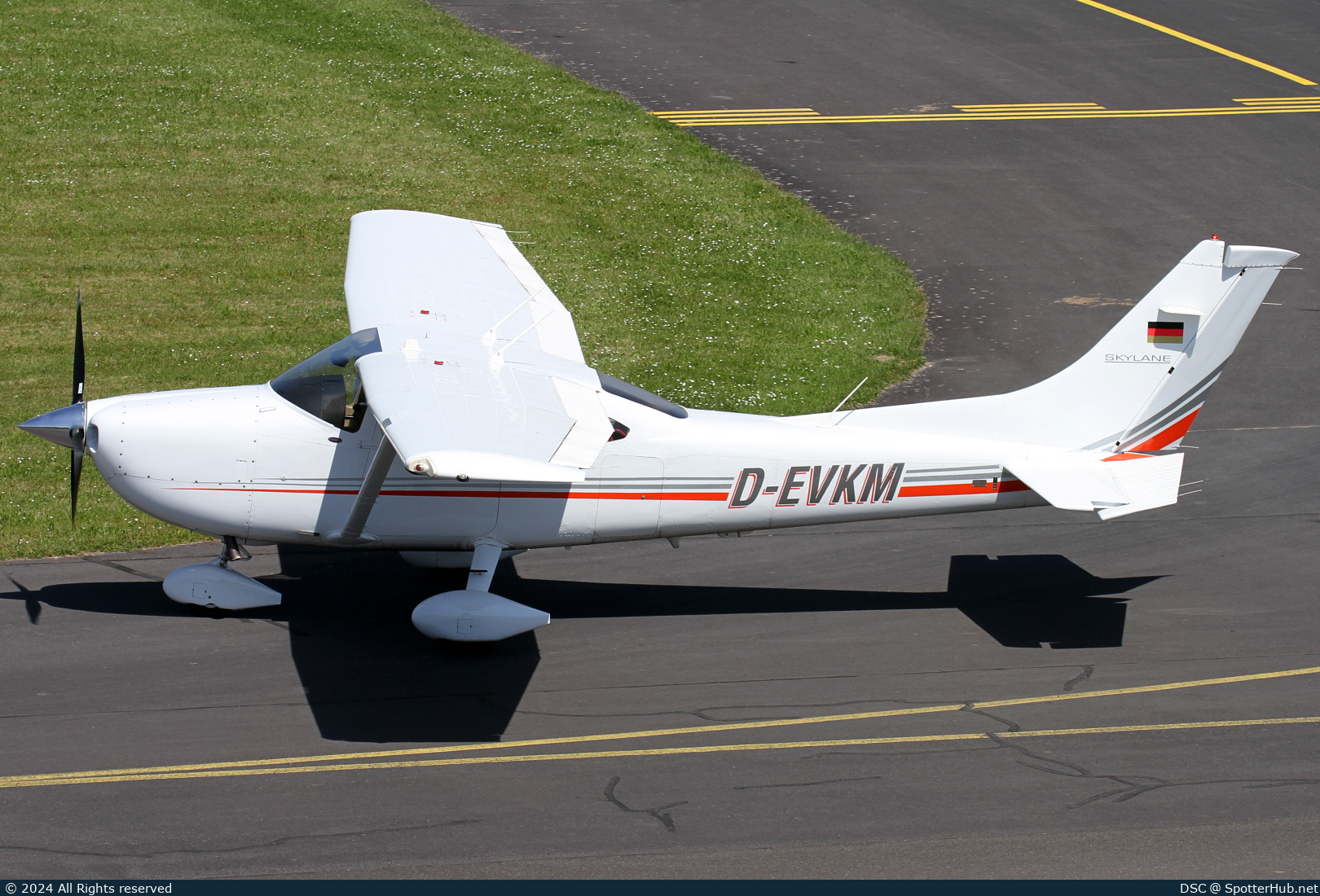 Photo of D-EVKM - Cessna 182T Skylane operated by Private
