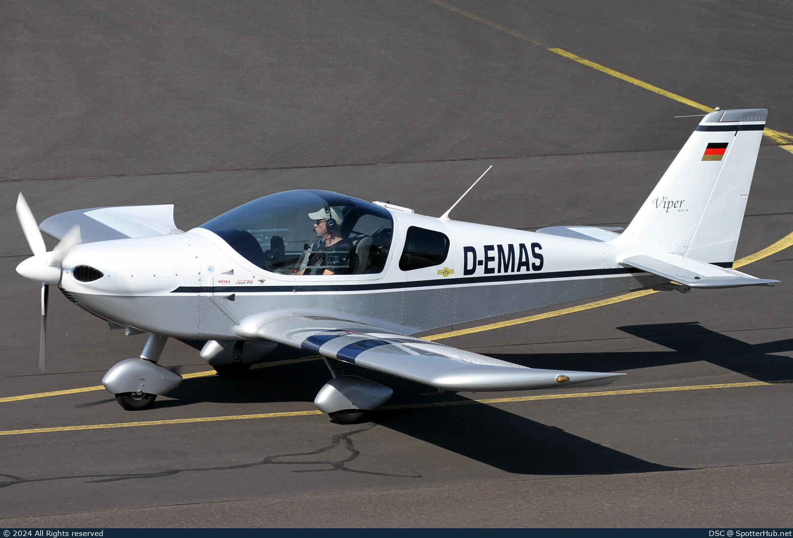 Photo of D-EMAS - Tomark Viper SD4 operated by Private