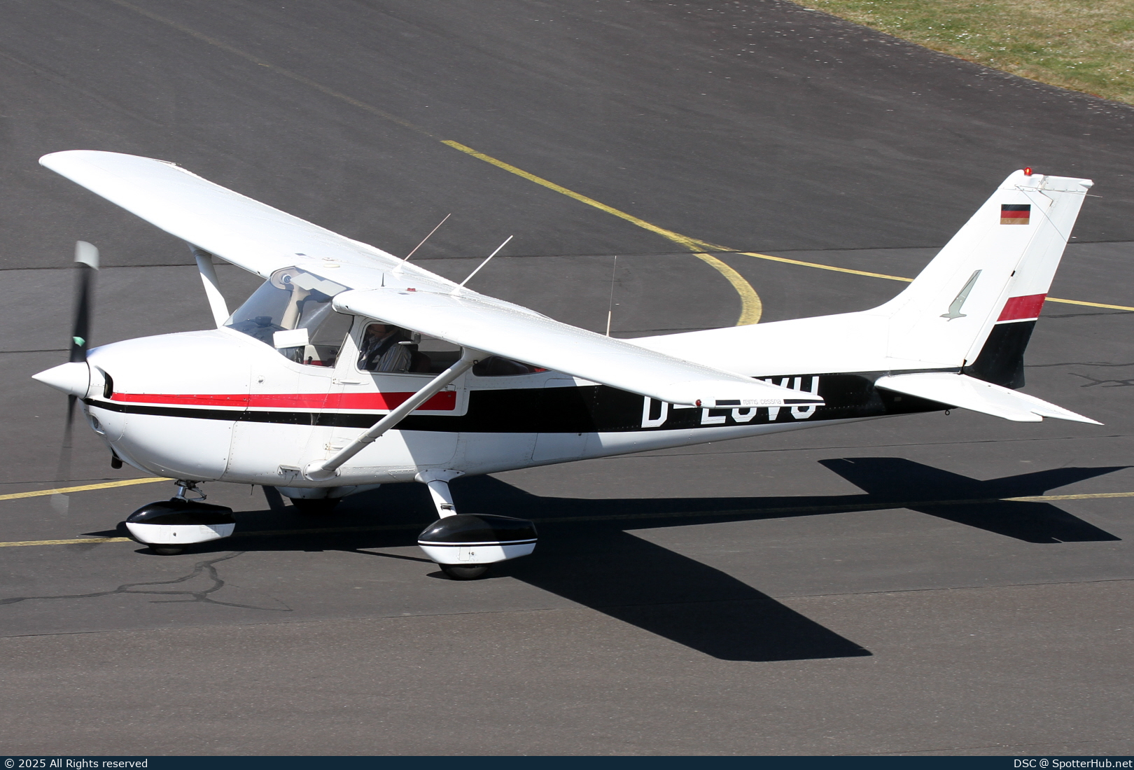 Photo of D-EOVU - Reims-Cessna F172N Skyhawk operated by Luftfahrtverein Essen