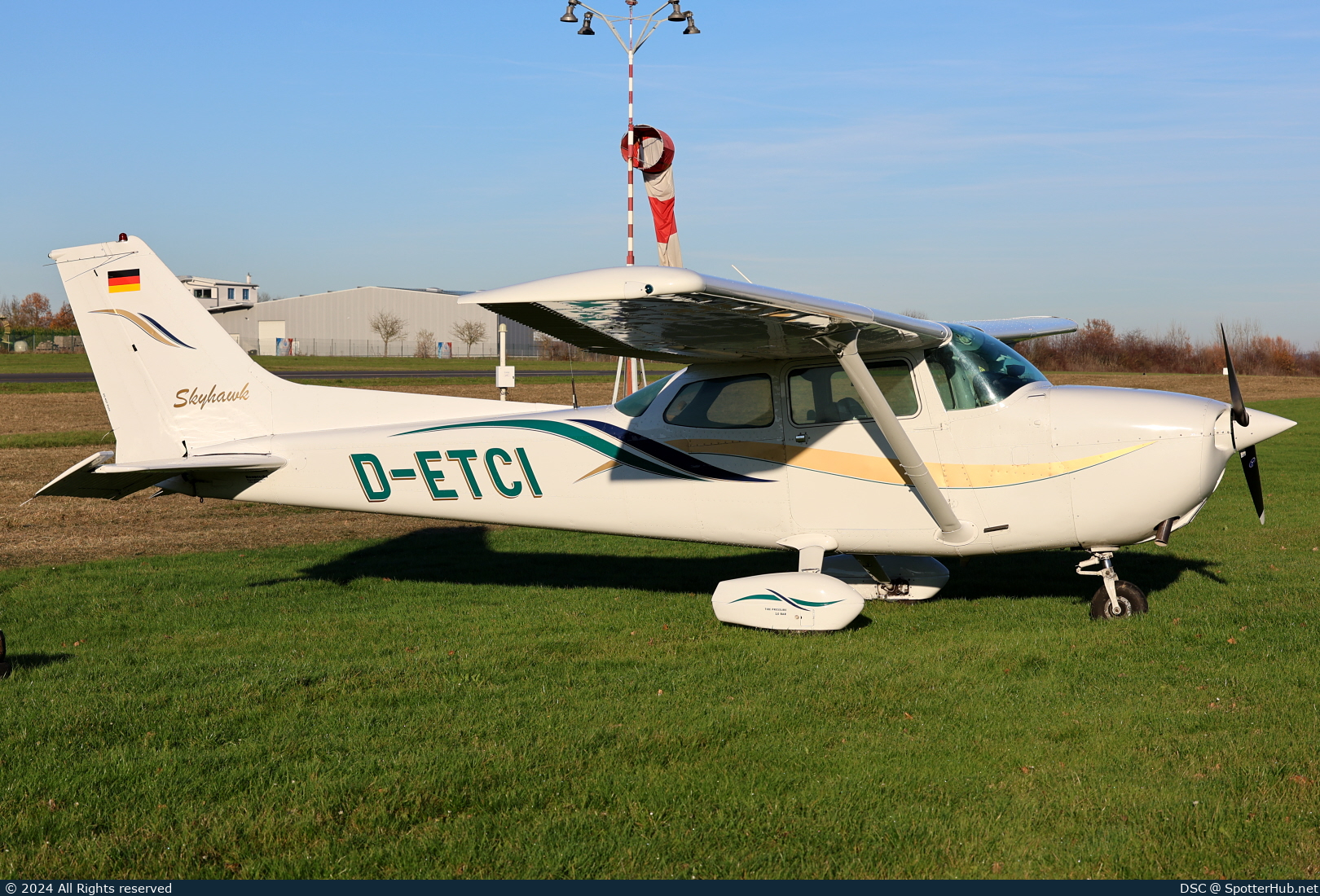 Photo of D-ETCI - Cessna 172N Skyhawk II operated by Flight Training Wendt