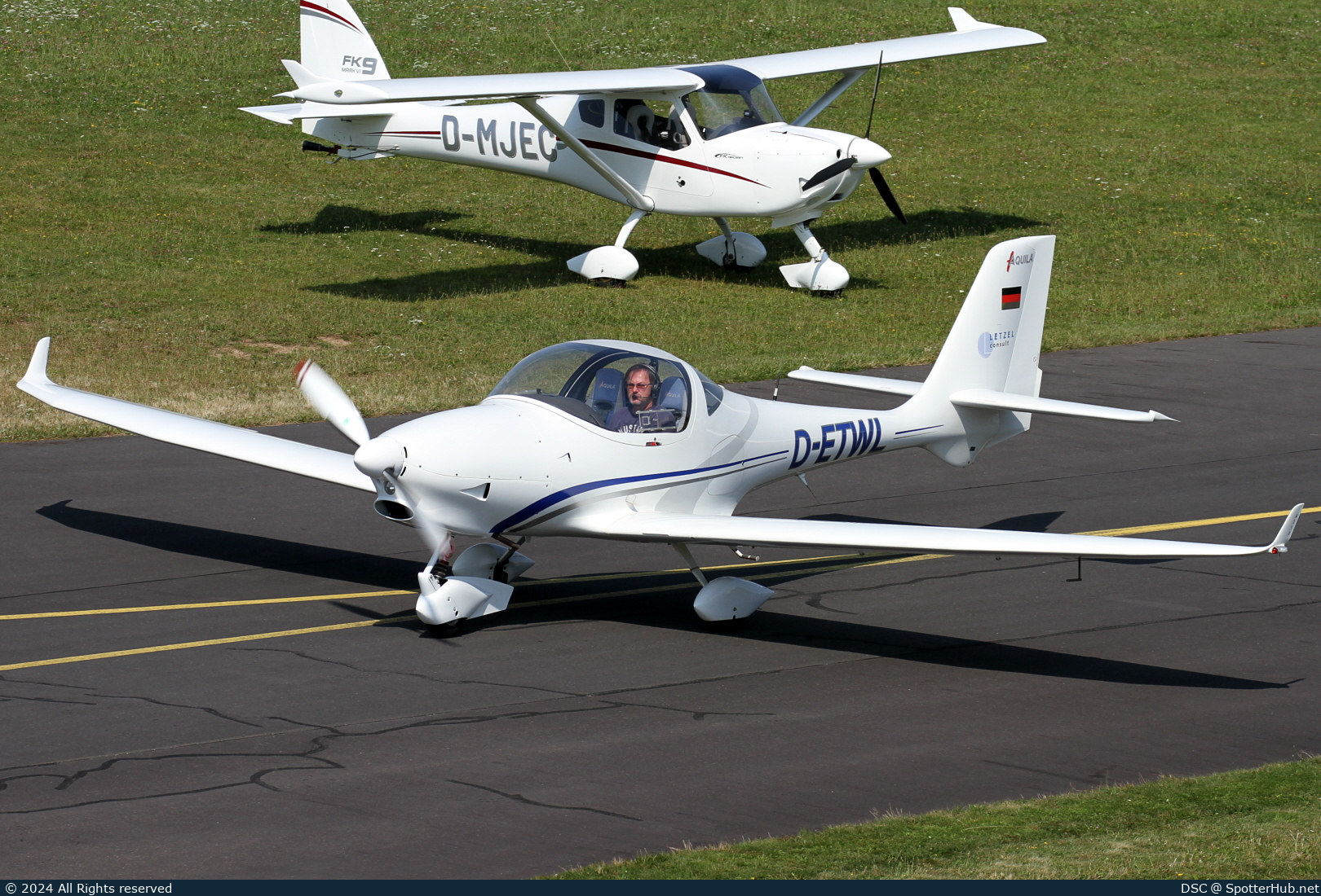 Photo of D-ETWL - Aquila A210 operated by Private