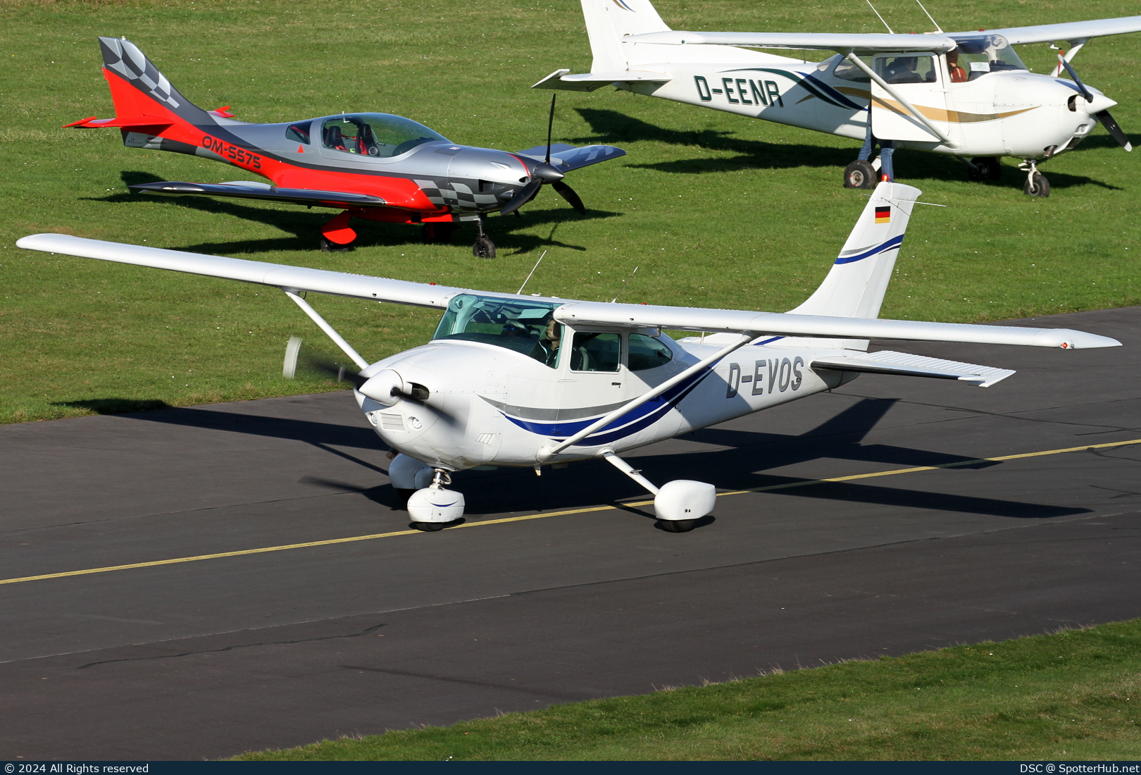 Photo of D-EVOS - Cessna 182Q Skylane operated by Private