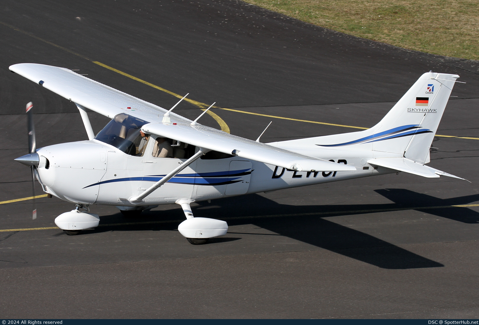 Photo of D-EWCP - Cessna 172S Skyhawk SP operated by Private