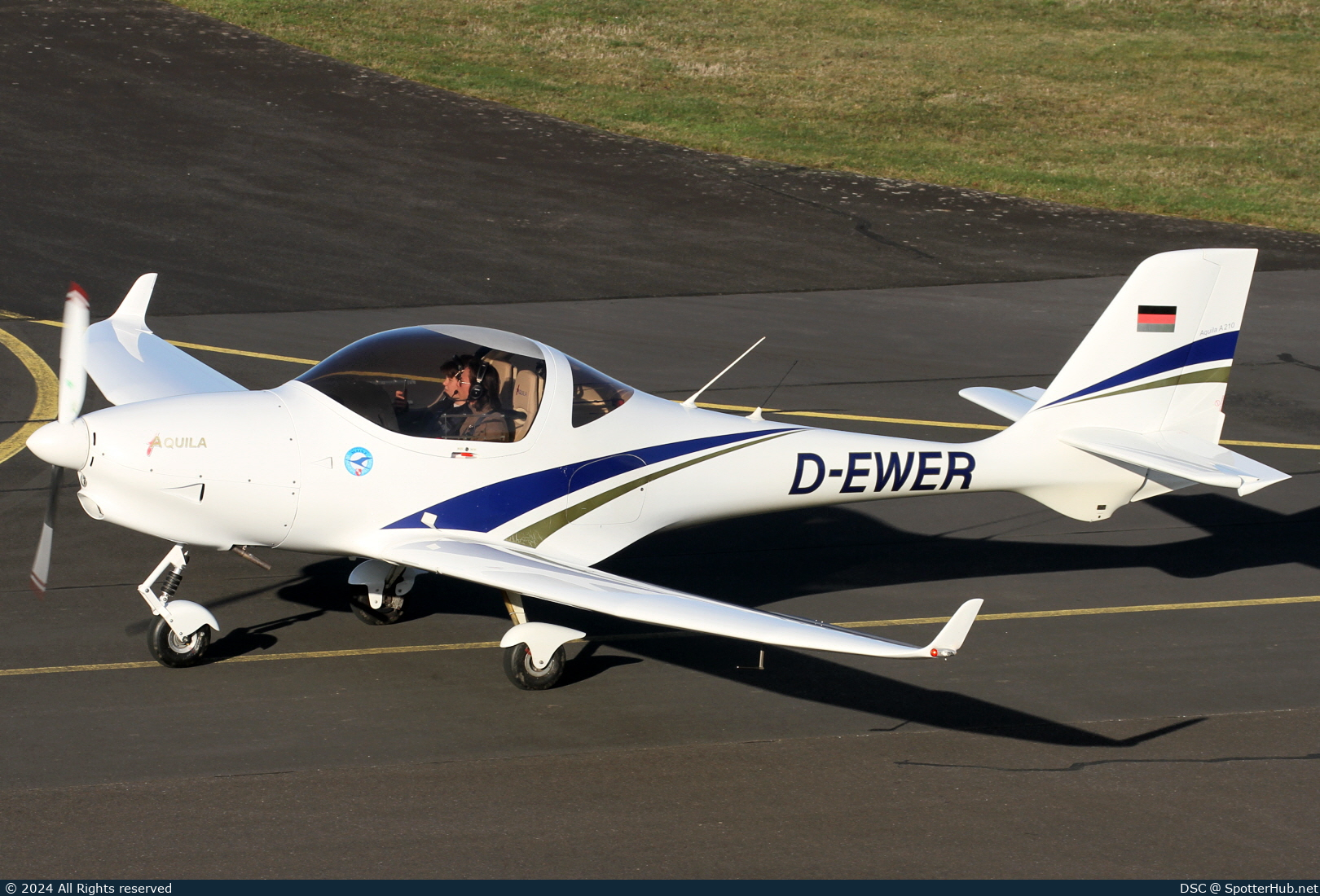 Photo of D-EWER - Aquila A210 operated by Luftfahrtverein Mainz