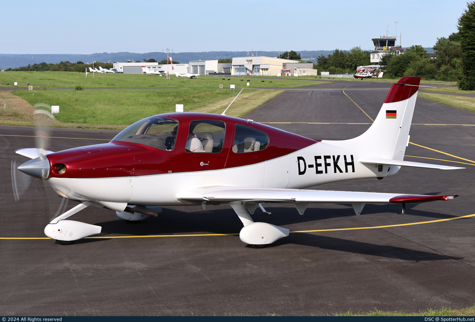 Photo of D-EFKH - Cirrus SR20 G1 operated by Private