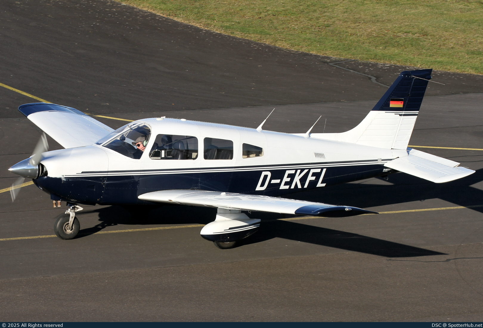 Photo of D-EKFL - Piper PA-28-181 Archer II operated by Fliegerclub Merzbrück