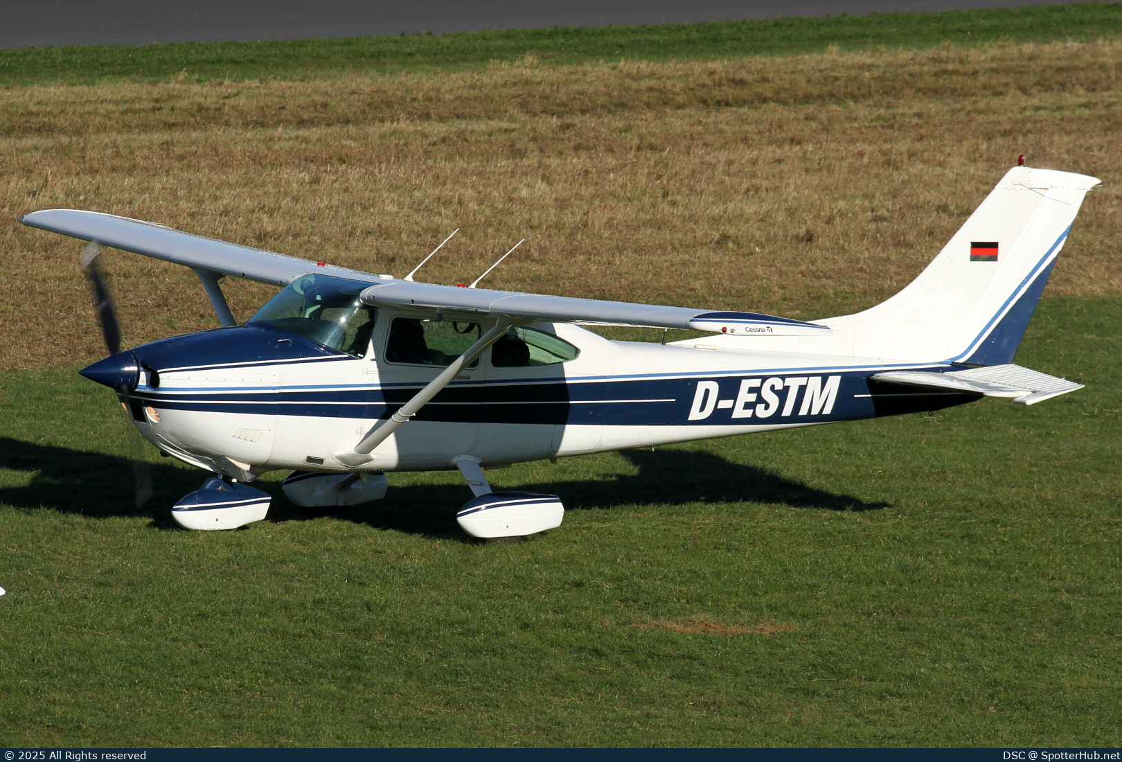 Photo of D-ESTM - Cessna 182R Skylane operated by Private