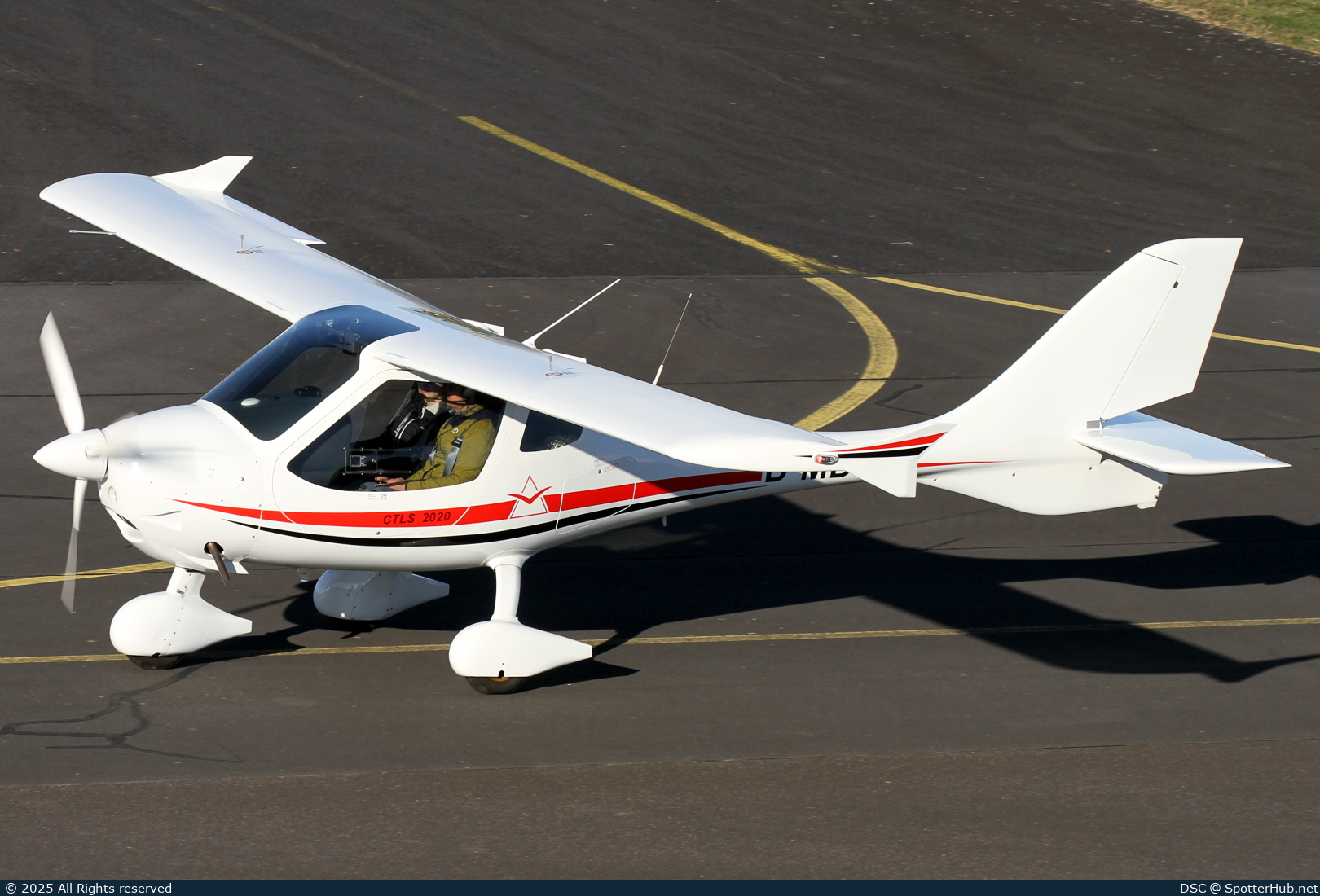 Photo of D-MDYM - Flight Design CTLS operated by Private
