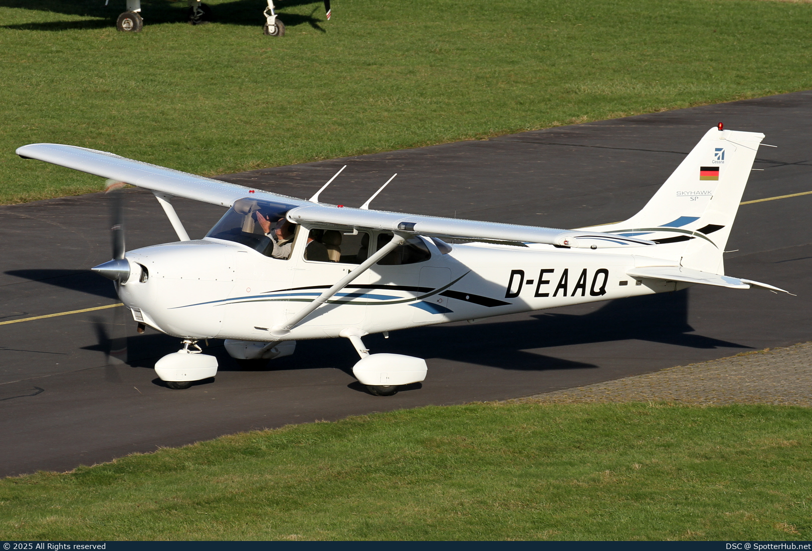 Photo of D-EAAQ - Cessna 172S Skyhawk SP operated by Private