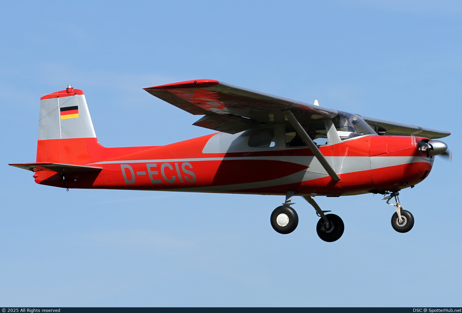 Photo of D-ECIS - Cessna 150B operated by Private