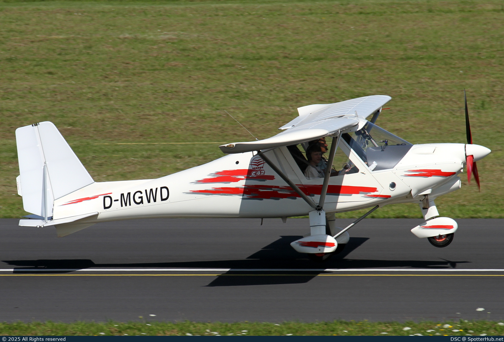 Photo of D-MGWD - Comco Ikarus C42 operated by Private