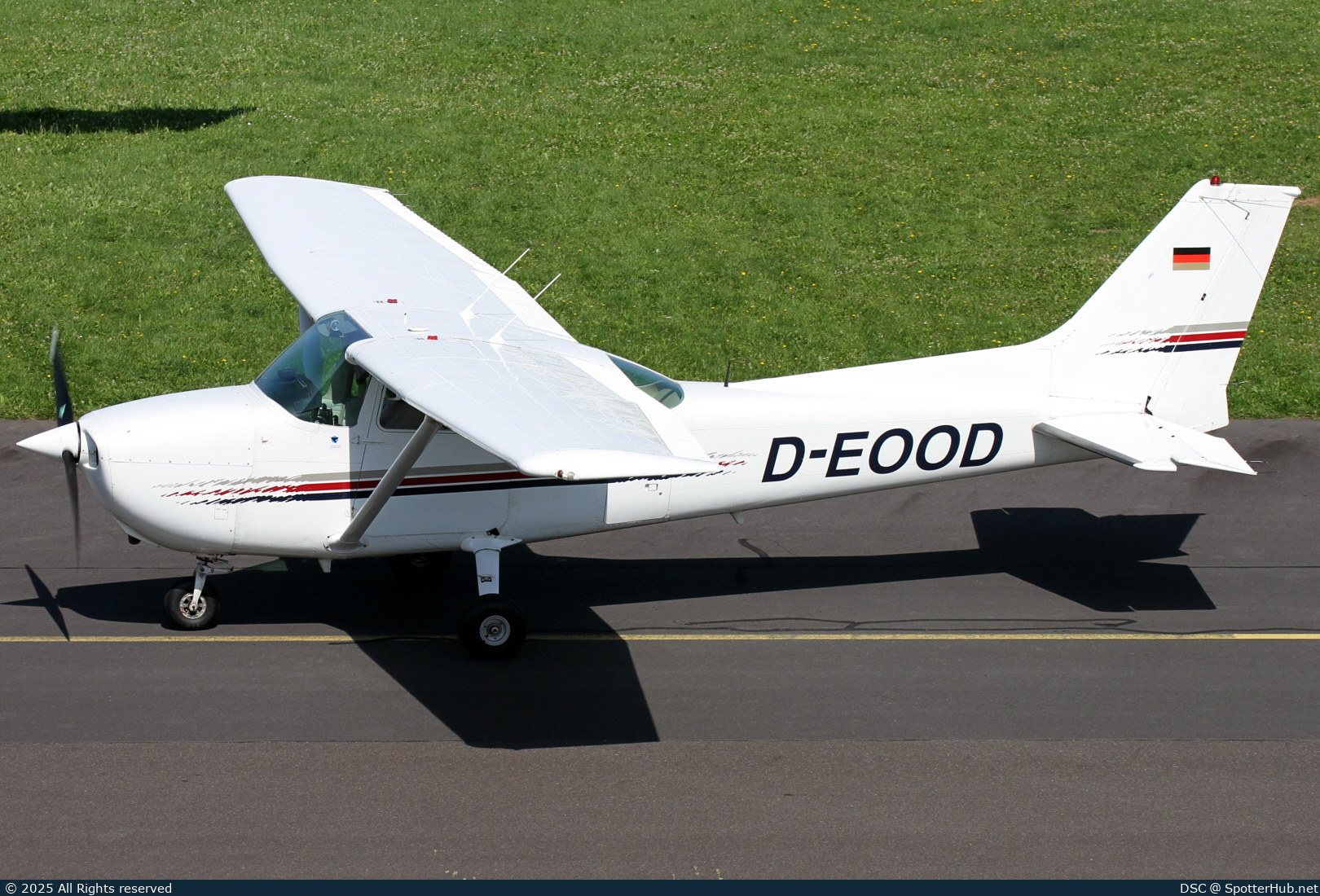 Photo of D-EOOD - Reims-Cessna F172N Skyhawk II operated by Private