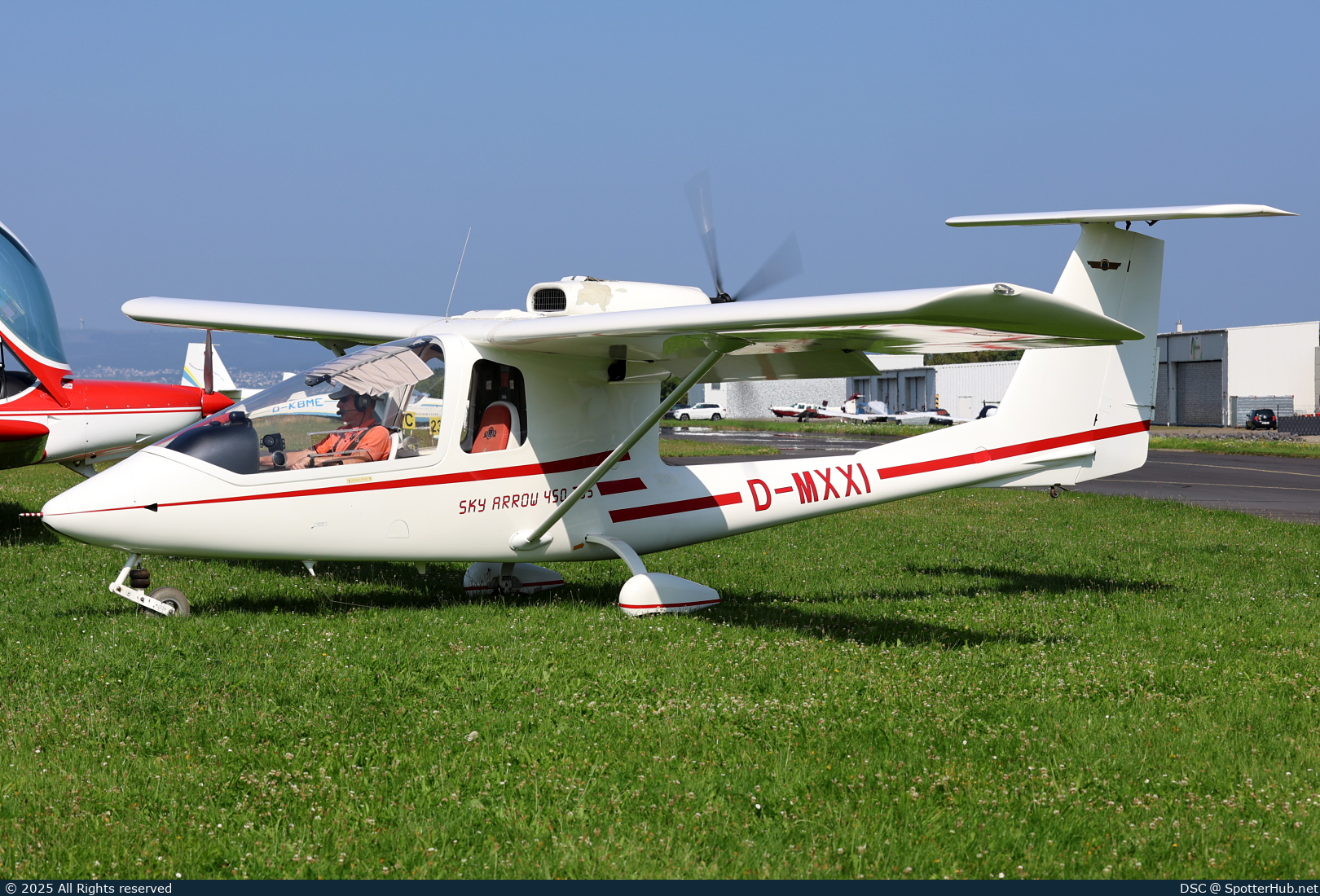 Photo of D-MXXI - 3I Sky Arrow 450 TGS operated by Private