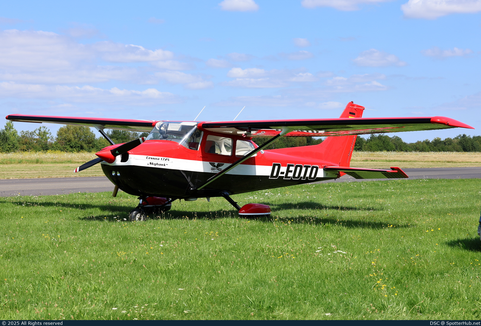Photo of D-EOTO - Reims-Cessna F172N Skyhawk operated by Flugschule Stahnke