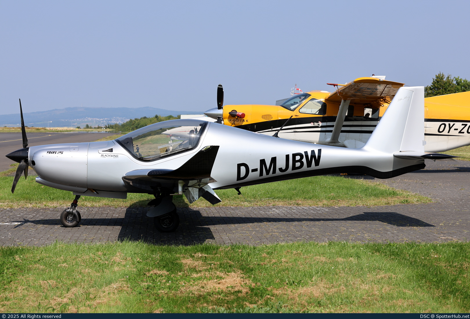 Photo of D-MJBW - Blackwing Sweden 650 RG operated by Private