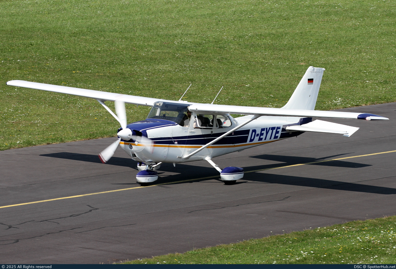 Photo of D-EYTE - Cessna 172 operated by Private