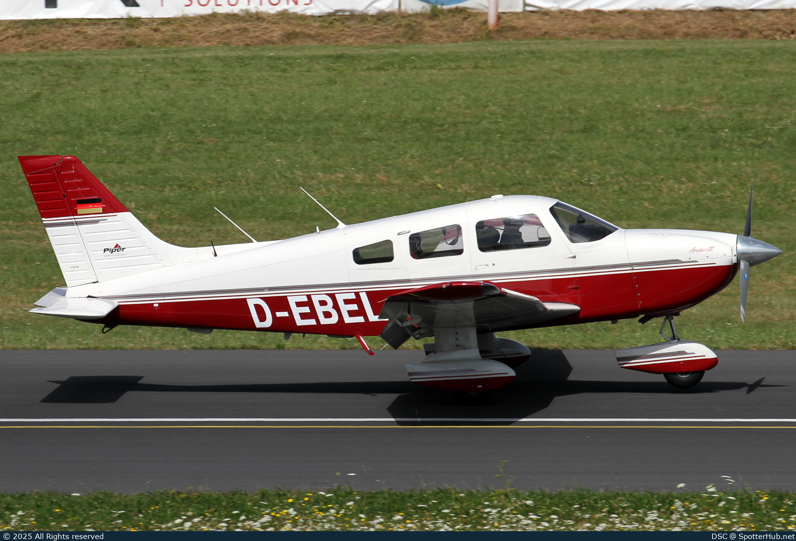 Photo of D-EBEL - Piper PA-28-181 Archer III operated by Private